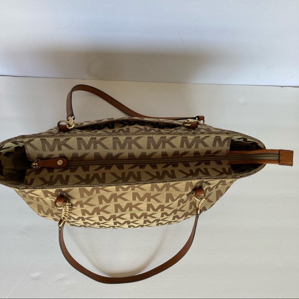 🎉HP🎉 Michael Kors zip monogram Tote bag - Picture 5 of 13